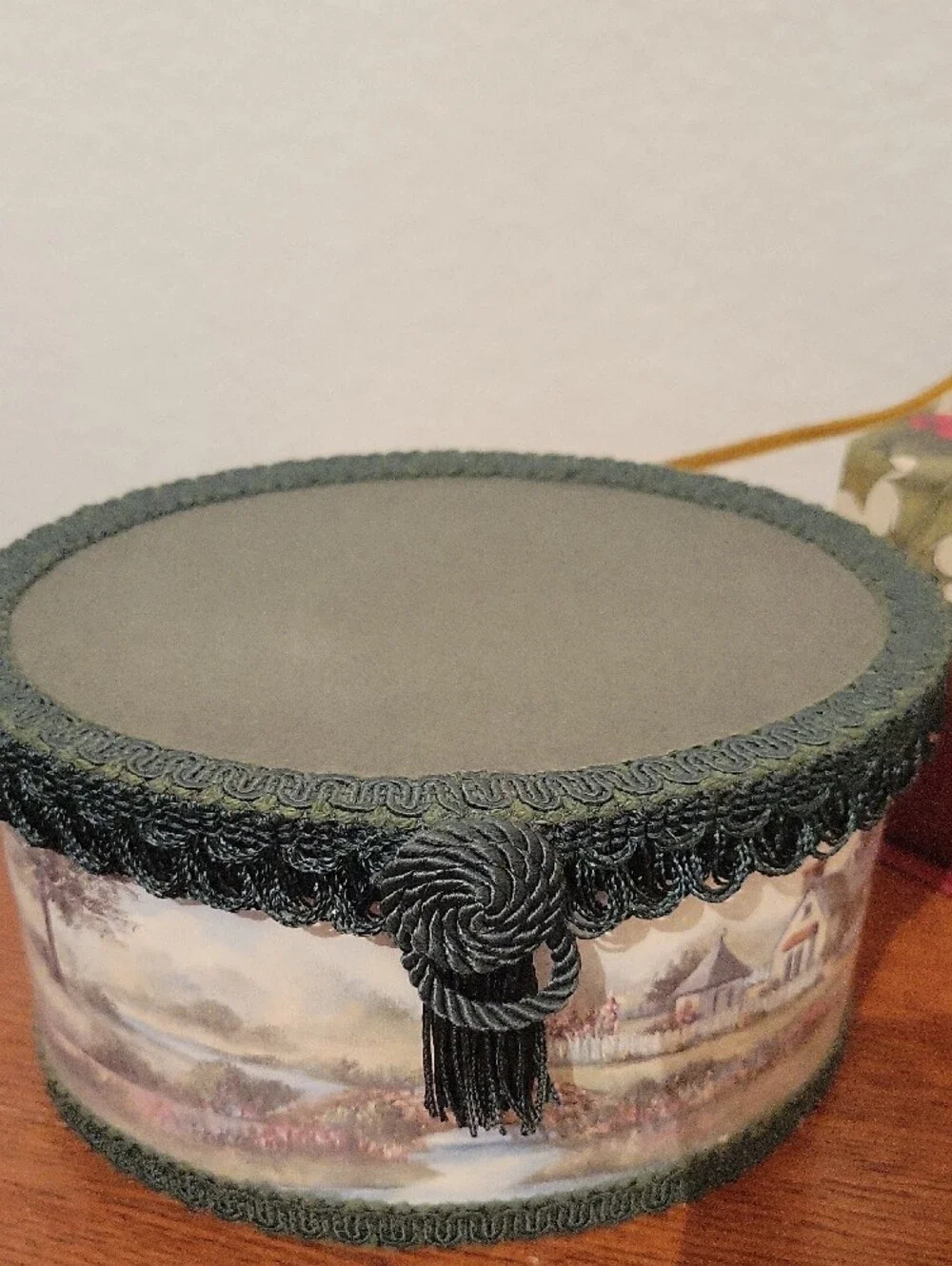 1995 Decorative Green Trimmed Scenic Oval Box